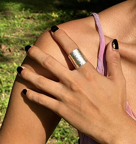 Silberringe Damen breit- ein zeitloses Accessoire mit gehämmerter Textur