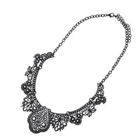 Load image into Gallery viewer, Ketten kurze Halskette Edelstahl schwarz Spitze facettiert Kristalle weiß  63 cm
