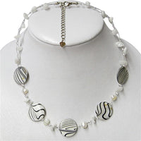 Load image into Gallery viewer, Halskette Perlmutt Scheiben Zebra Perlen Steinsplitter weiß
