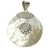 Load image into Gallery viewer, Perlmutt-Anhänger, kreisrunder Damenanhänger aus 925er Sterlingsilber mit Perlmutt und Silberverzierung in der Mitte, ca. 35mm Ø
