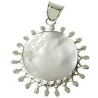 Load image into Gallery viewer, Perlmutt-Anhänger, kreisrunder Damenanhänger aus 925er Sterlingsilber und Perlmutt, mit sonnenförmiger Silber Umrandung, ca. 35mm Ø
