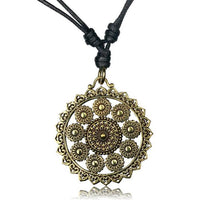 Load image into Gallery viewer, Kette Brass Baumwolle schwarz Anhänger Muster antik golden
