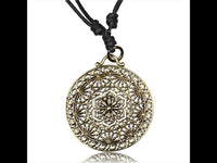 Load image into Gallery viewer, Kette Brass Baumwolle schwarz Anhänger Muster antik golden
