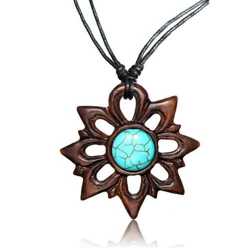 The Surferkette features a hand-painted Holz Surfbrett Blume Anhänger with a central Türkis stone, hanging from a verstellbaren Baumwollkette—perfect for casual surfer style.