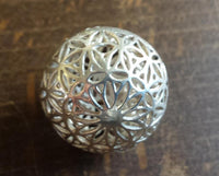 Cargar imagen en el visor de la galería, Anhänger Kugel versilbert hohl Blume des Lebens Silber gestanzt 24 mm Messing
