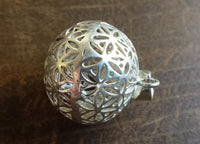 Cargar imagen en el visor de la galería, Anhänger Kugel versilbert hohl Blume des Lebens Silber gestanzt 24 mm Messing
