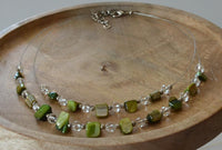 Load image into Gallery viewer, Halskette zweilagig grün Glasperlen Perlmutt Splitter
