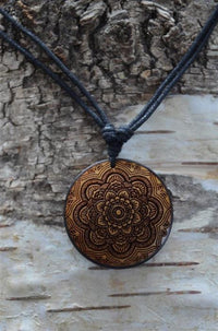 Load image into Gallery viewer, Halskette Holz verstellbar Anhänger rund Blume indisch
