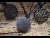 Load image into Gallery viewer, Halskette Holz verstellbar Anhänger rund Blume indisch
