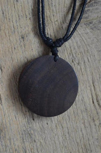 Load image into Gallery viewer, Halskette Holz verstellbar Anhänger rund Ranken
