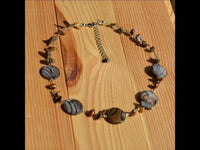 Load image into Gallery viewer, Halskette Perlmutt Zebra Perlen Steinsplitter braun Tigerauge
