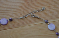 Load image into Gallery viewer, Halskette lila Perlmutt Muschel Perlen Scheiben 42-48cm
