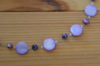 Load image into Gallery viewer, Halskette lila Perlmutt Muschel Perlen Scheiben 42-48cm
