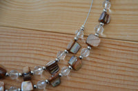 Load image into Gallery viewer, Halskette zweilagig Perlen gold braun Glas Perlmutt Splitter
