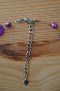 Load image into Gallery viewer, Halskette lila violett Perlmutt Muschel Perlen Scheiben
