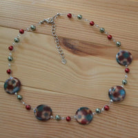 Load image into Gallery viewer, Halskette Perlmutt Muschel Scheiben Blumen Perlen grün rot
