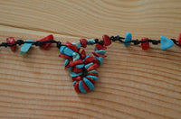 Cargar imagen en el visor de la galería, Halskette Steinsplitter Baumwolle schwarz türkis rot
