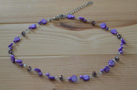 Load image into Gallery viewer, Halskette Glas Perlen Perlmutt Scheiben Glitzer lila 42-48cm
