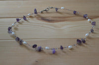 Load image into Gallery viewer, Halskette Steinsplitter Perlen Amethyst lila weiß 42 cm
