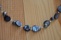 Load image into Gallery viewer, Halskette grau blau Perlmutt Muschel Perlen Scheiben
