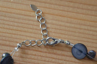 Load image into Gallery viewer, Halskette grau blau Perlmutt Muschel Perlen Scheiben
