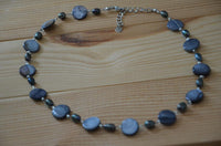 Load image into Gallery viewer, Halskette grau lila Perlmutt Muschel Perlen Scheiben
