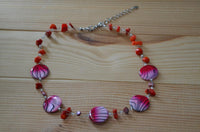 Load image into Gallery viewer, Halskette Perlmutt Zebra Perlen Koralle rot violett
