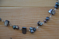 Load image into Gallery viewer, Perlen Perlmutt Halskette Muschel Stücke lila braun grau
