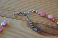 Load image into Gallery viewer, rosa Halskette Perlen Perlmutt Muschel Plättchen 42-48cm
