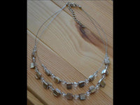 Load image into Gallery viewer, Halskette zweilagig beige Glasperlen Perlmutt Splitter
