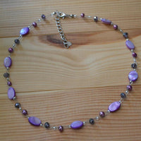 Load image into Gallery viewer, Halskette Glitzer Perlen Perlmutt Scheiben oval lila
