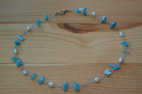 Load image into Gallery viewer, Halskette Perlmutt Splitter türkis Perlen weiß 42 cm
