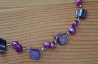 Load image into Gallery viewer, Halskette lila violett Perlen Perlmutt Muschel Splitter
