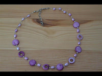 Load image into Gallery viewer, Halskette violett Perlmutt Muschel Perlen Scheiben Ringe
