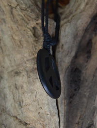 Load image into Gallery viewer, Kette Sono Holz Peace Anhänger schwarz 3,3 cm verstellbar Baumwollkette
