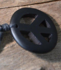 Load image into Gallery viewer, Kette Sono Holz Peace Anhänger schwarz 3,3 cm verstellbar Baumwollkette
