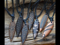 Load image into Gallery viewer, Surferkette Holz Halskette Gravur Baumwolle verstellbar
