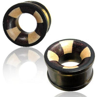 Load image into Gallery viewer, A pair of handgeschnitzte, laminierte Holztunnel &quot;braun weiß schwarz drei Hölzer&quot; Tribal Plugs mit Flared-Design und kreisförmigem Muster, präsentiert auf reflektierendem Weiß.
