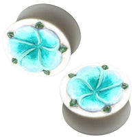 Cargar imagen en el visor de la galería, A pair of Tribal Plug Bone weiß handgeschnitzte Organic Expander Tunnels with a blue and green flower inlay and four petals, ideal for piercings.
