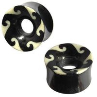 Load image into Gallery viewer, Horn Tunnel Wellen Bone Inlay schwarz weiß Tribal Buffalo Horntunnel Büffelhorn Plug Ohrstecker Expander
