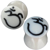 Load image into Gallery viewer, Tribal Bone Plug OM Zeichen weiß schwarz handgeschnitzt Organic Expander Plug Piercing
