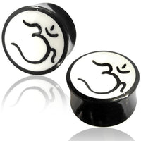 Cargar imagen en el visor de la galería, Horn Plug Om schwarz weiß Flesh Tunnel Hornplug
