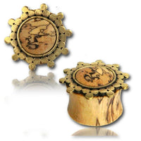Cargar imagen en el visor de la galería, Two Holz Plug Tamarinde Punkte Dreiecke in Afghan Style Brass gold, featuring ornate gold-toned edges and patterned centers, are displayed on a white background with a faint reflection.
