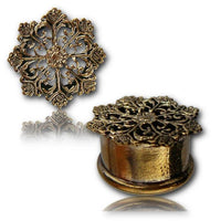 Load image into Gallery viewer, Ornate, round Brass Plug &quot;Schneeflocke&quot; gold nickelfrei Tunnel crafted from organic Messing with an intricate floral filigree lid, shown closed and open, reflecting on a white surface.
