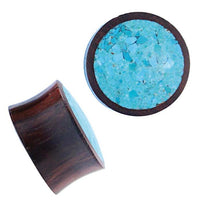 Cargar imagen en el visor de la galería, Two round Holz Plug Sonoholz Crushed Türkis Inlay double flared plugs, one on its side showing wood grain and inlay, the other with a top view of the turquoise-crushed surface. Ideal as stylish Tribal Expander jewelry.
