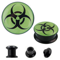 Load image into Gallery viewer, A pair of Schraub Plug Acryl grün schwarz Biohazard Tunnel Expander Piercing Ohrschmuck with a green top and bold black biohazard symbol, shown from multiple angles—perfect for any piercing collection.
