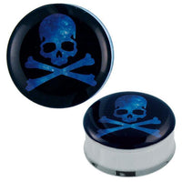 Cargar imagen en el visor de la galería, A pair of Plug Tunnel Piraten Totenkopf blau made from stainless steel and acrylic, featuring a blue skull and crossbones design on a dark background for expander piercing.
