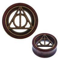 Cargar imagen en el visor de la galería, The Holz Tunnel Kreis Strich Dreieck Brass Inlay antik golden Tribal Plug Expander features a brass inlay of the Deathly Hallows symbol and is shown from two angles—ideal for fans seeking a unique tribal tunnel style.
