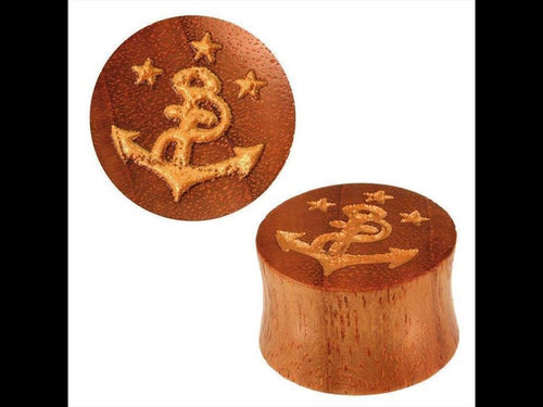 The "Holz Plug braun handgeschnitzt Lasergravur Anker Sterne gold bemalt Tunnel Expander" zeigt ein handgeschnitztes, rundes Plug: Ein Anker mit Schlange und drei goldenen Sternen ist per Lasergravur verziert; einer steht, einer liegt zur Formansicht.