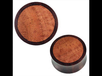 Load image into Gallery viewer, A pair of Arangholz Plug mit natürlicher Maserung, gefüllt mit Teakholz, Tribal Expander Tunnel, zeigt eine hellere Teakholz-Einlage in der Mitte und einen dunkleren Außenring, präsentiert auf weißem Hintergrund.
